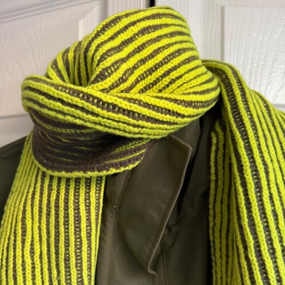 Bi-color wool scarf - Picture 6 of 8